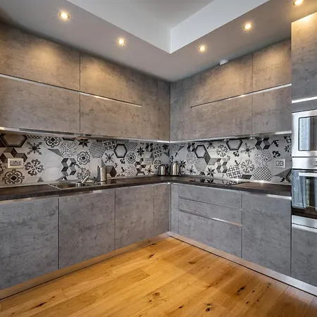 Yid Capo Di Luxury In Florencja